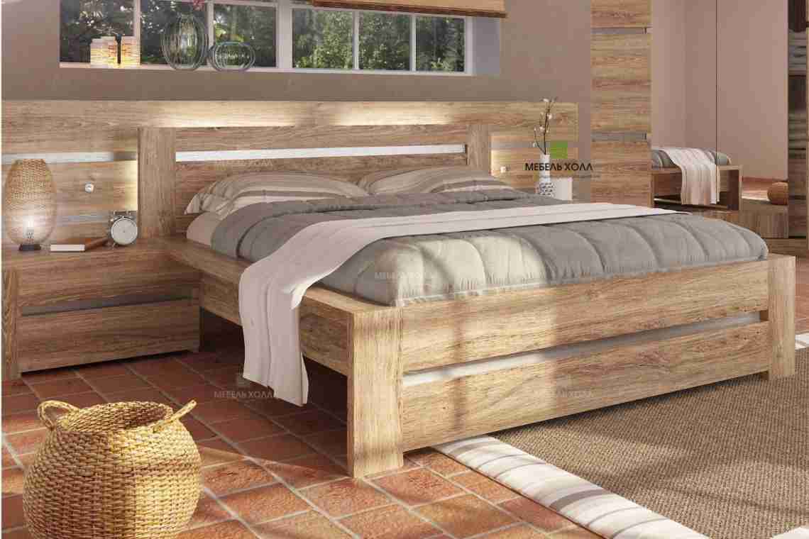 Двуспальная деревянная кровать