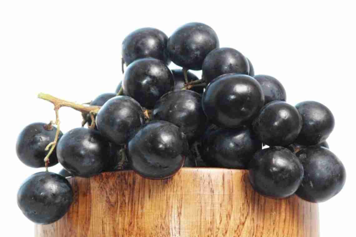 Яка калорійність чорного винограду