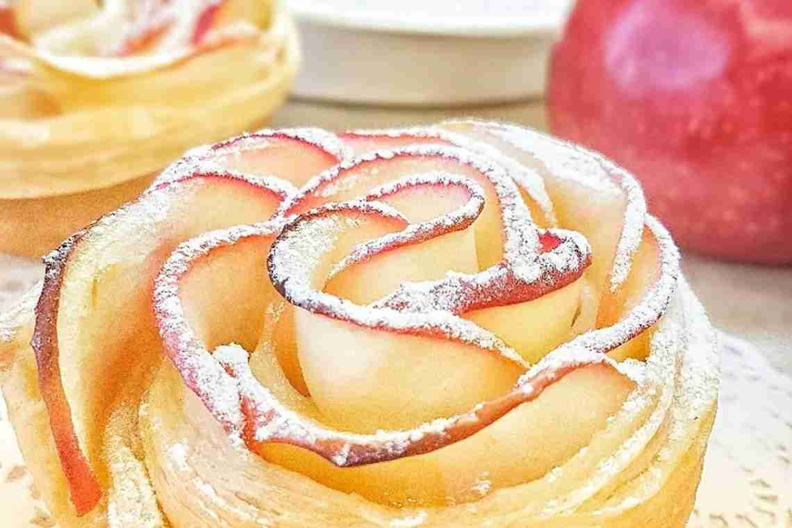 Дріжджові булочки-розочки з яблуками