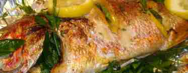 Риба морської заєць з лимоном і цибулею в духовці