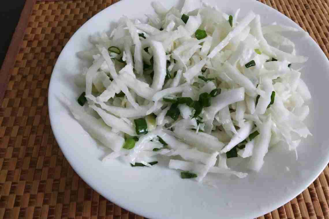 Вітамінний салат з дайкону (білої редьки)