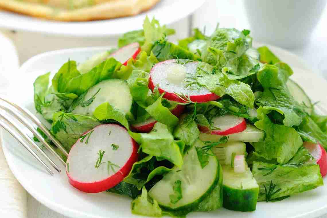 Простий овочевий салат з яйцем