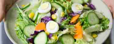 Овочевий салат з перепелиними яйцями і двома заправками