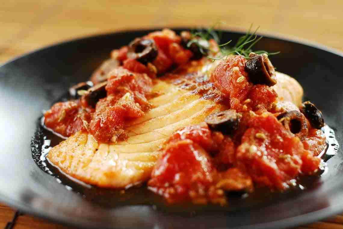 Риба з томатно-оливковим соусом