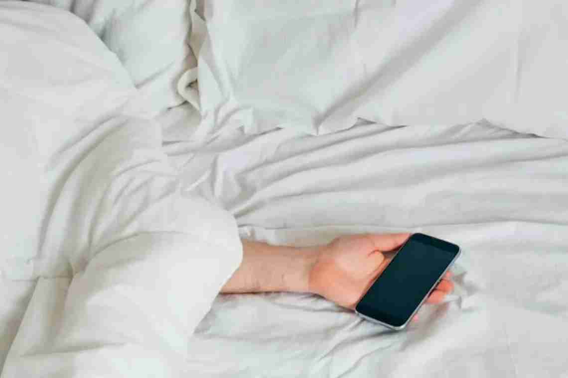 Чому не потрібно спати поруч з телефоном