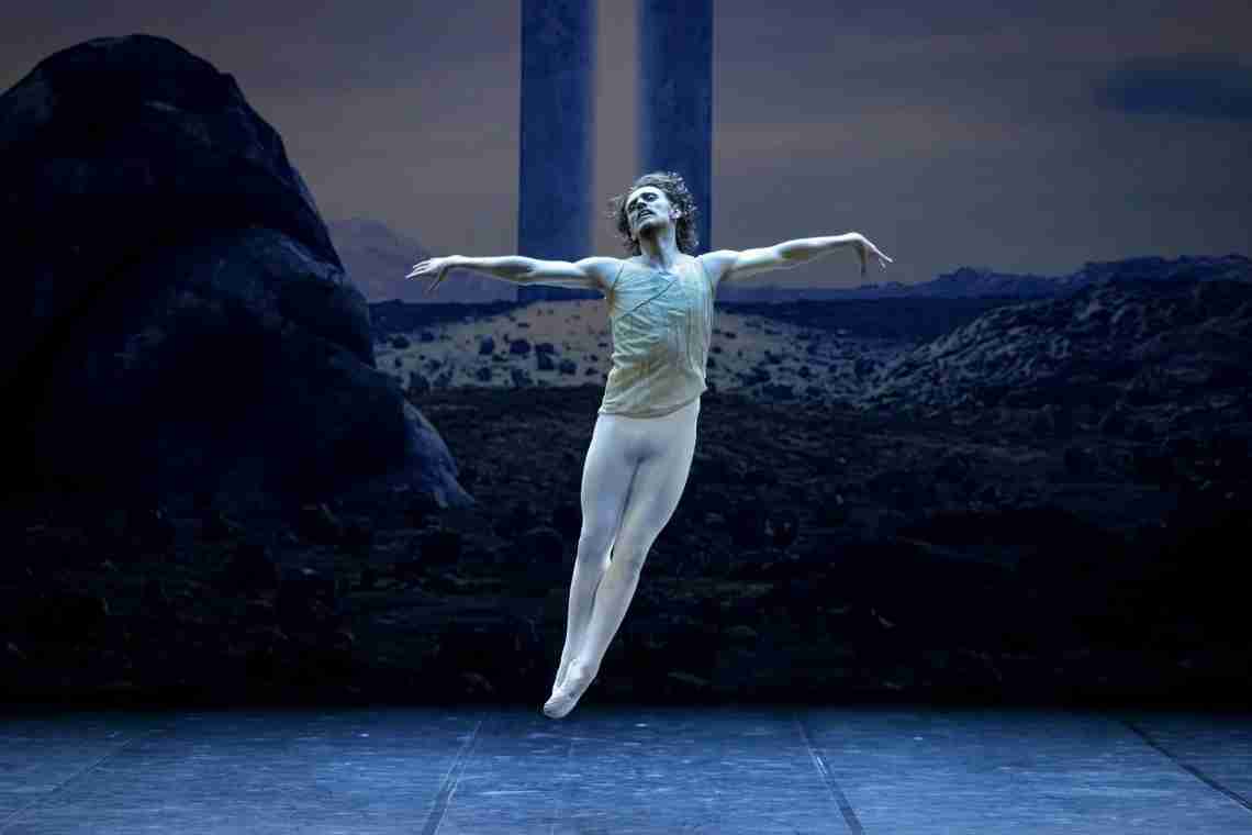 Оголені артисти балету на тлі нічних міст