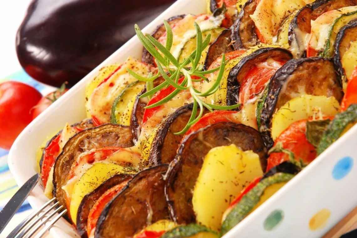 Домашні ковбаски запечені з овочами і картоплею