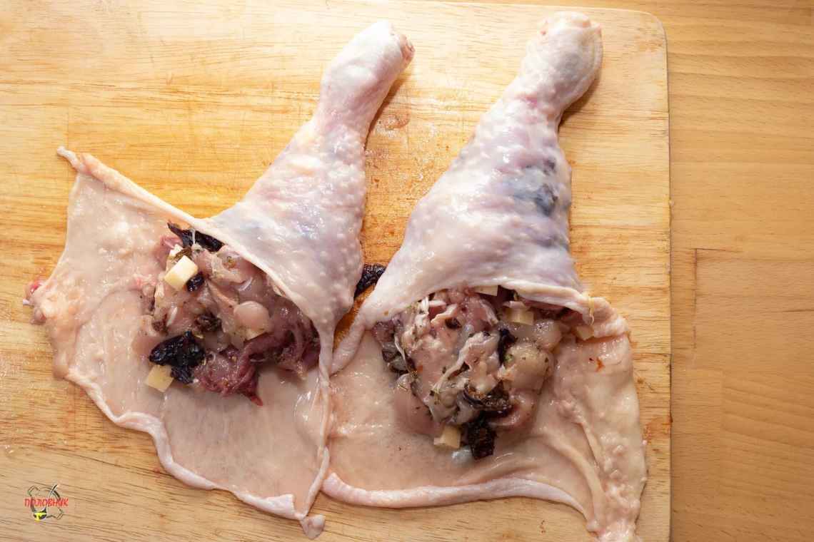 Фаршировані курячі ніжки (грибами та сиром)