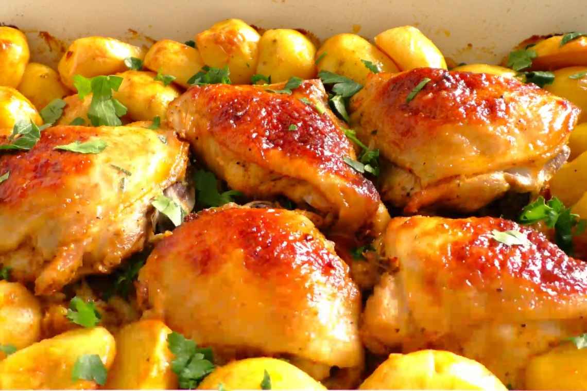 Курячі бедришки запечені з картоплею (мариновані в майонезі з розмарином)