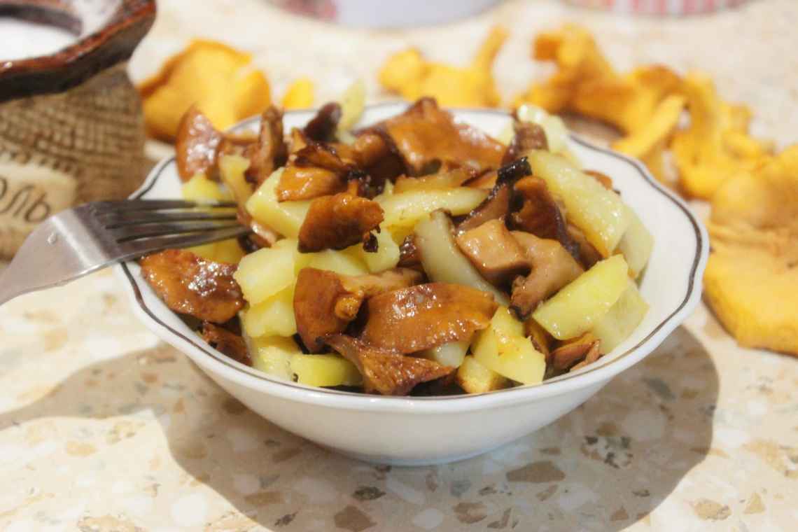Фарширована картопля з грибами та куркою