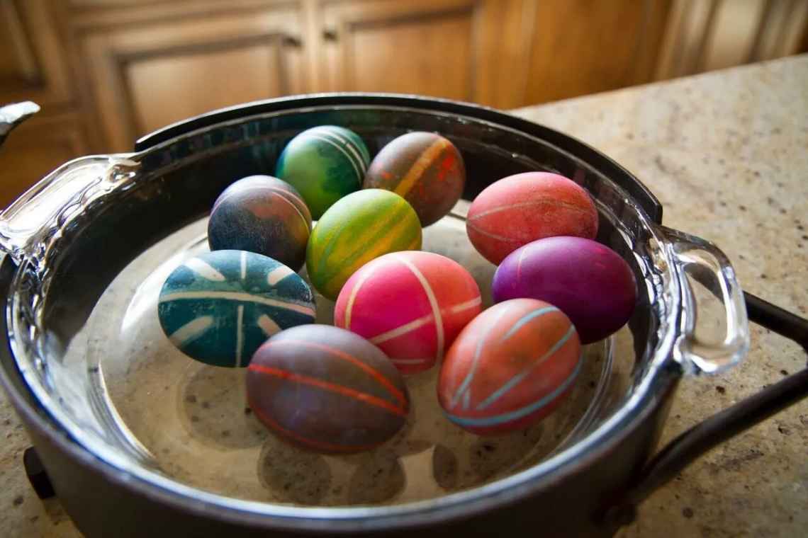 Як фарбувати яйця на Великдень: використовуємо натуральні барвники