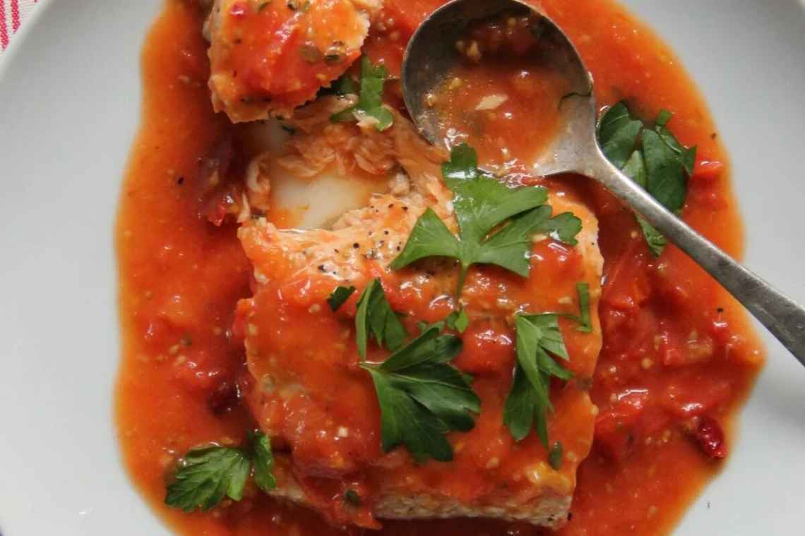 Бамія з рибою в томатному соусі