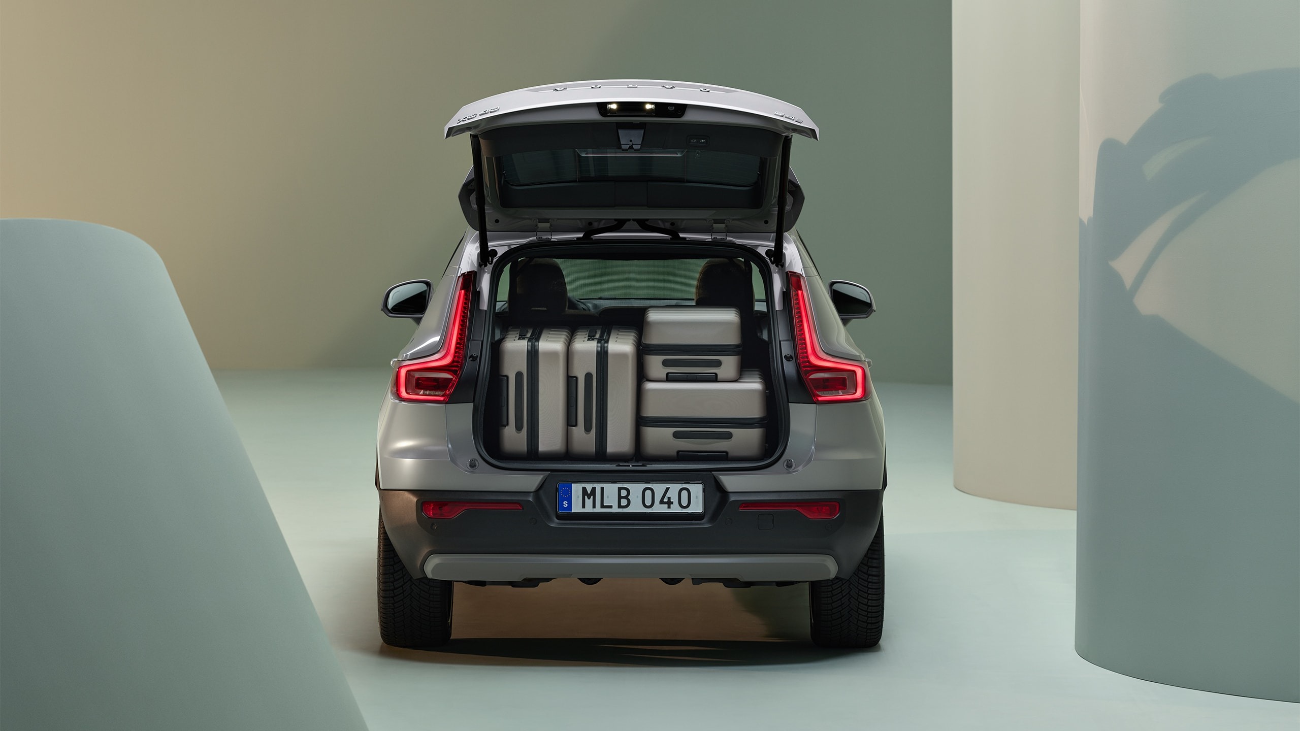 Оптимізовано місткість багажного відділення м’якого гібридного SUV Volvo XC40.